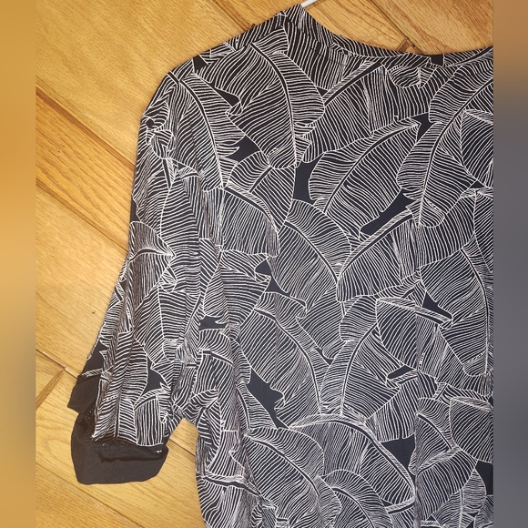 H&m black and white leaf print large pocket relaxed tshirt - Picture 4 of 9